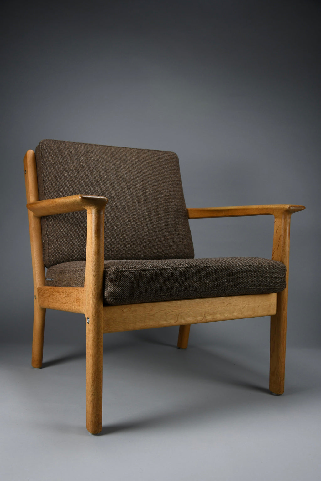 GE-265 Solid oak lounge chair by Hans J. Wegner for Getama, Denmark, Kvadrat wool