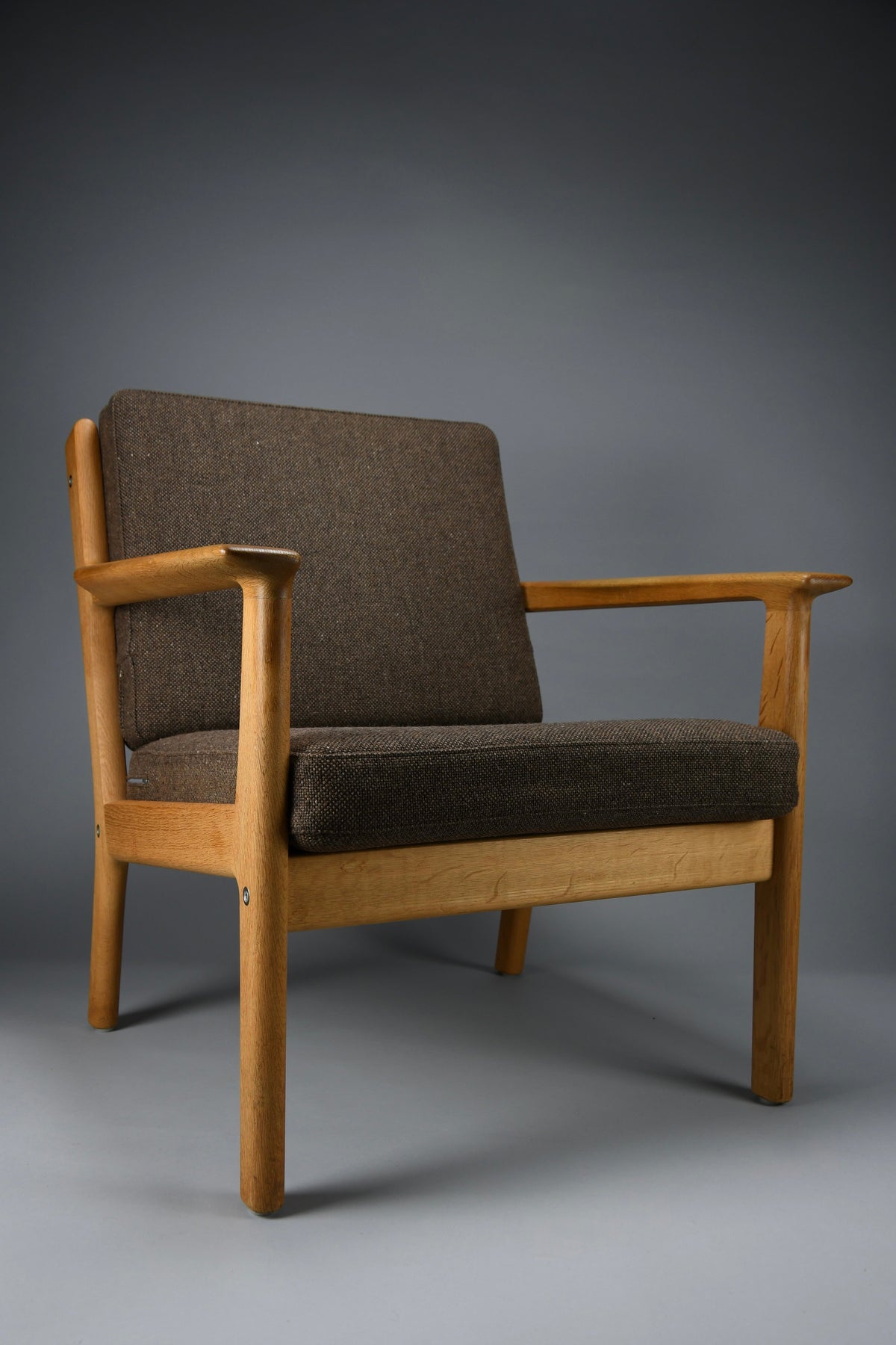 GE-265 Solid oak lounge chair by Hans J. Wegner for Getama, Denmark, Kvadrat wool