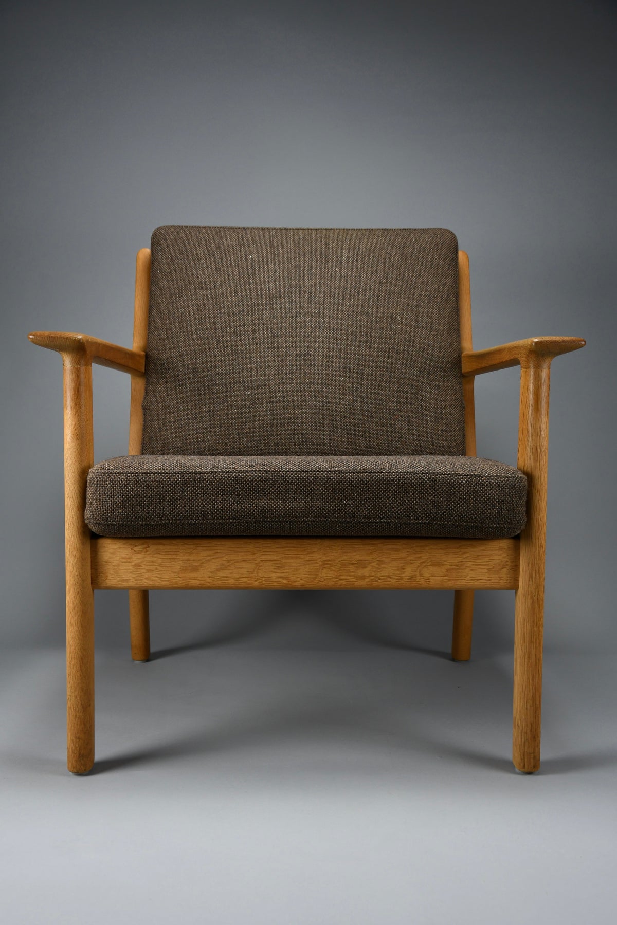 GE-265 Solid oak lounge chair by Hans J. Wegner for Getama, Denmark, Kvadrat wool