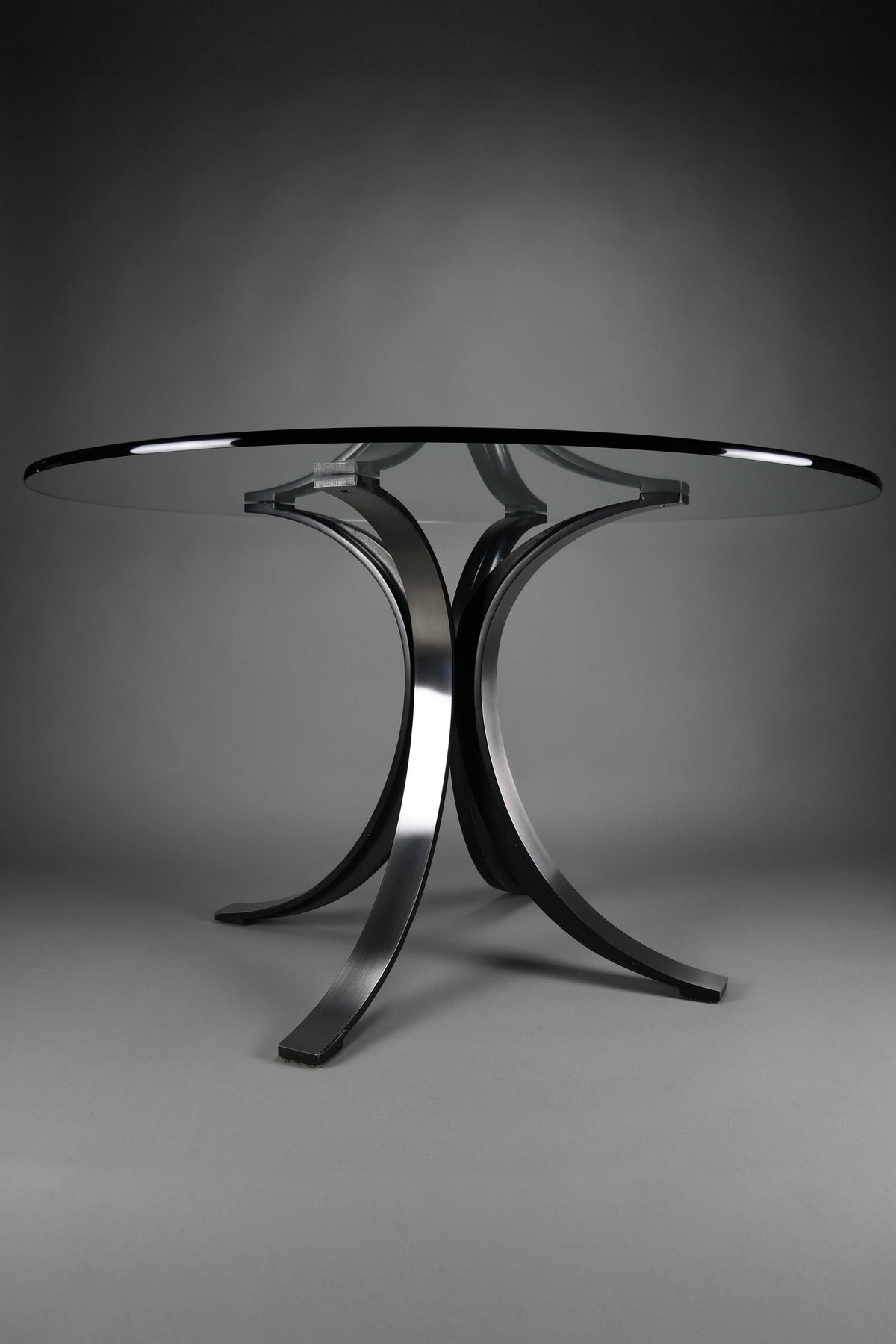 Osvaldo Borsani T69 dining table for Tecno, Italy, 1960s – original round fumé glass top, 120 cm