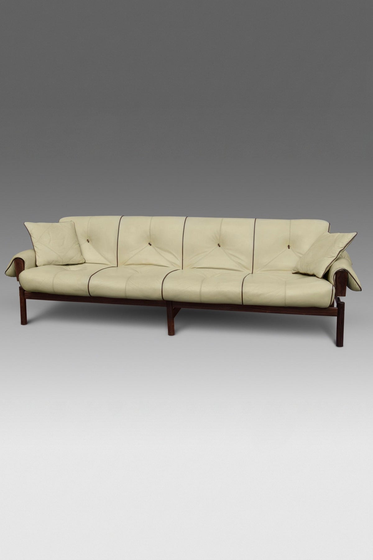 Percival Lafer 'MP-13' Jatoba wood and leather four seat fofa, Brazil, C. 1967