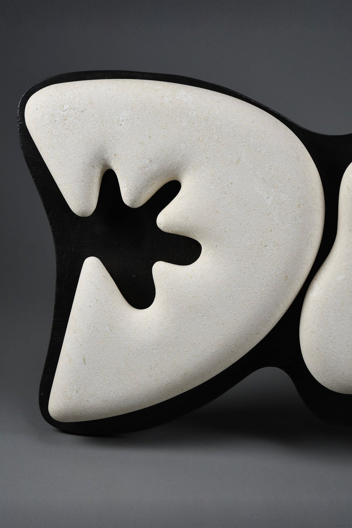 “Murena”, Alberto Cabiddu wall sculpture 1999 Pietra di Vicenza & Ebonized wood - Art