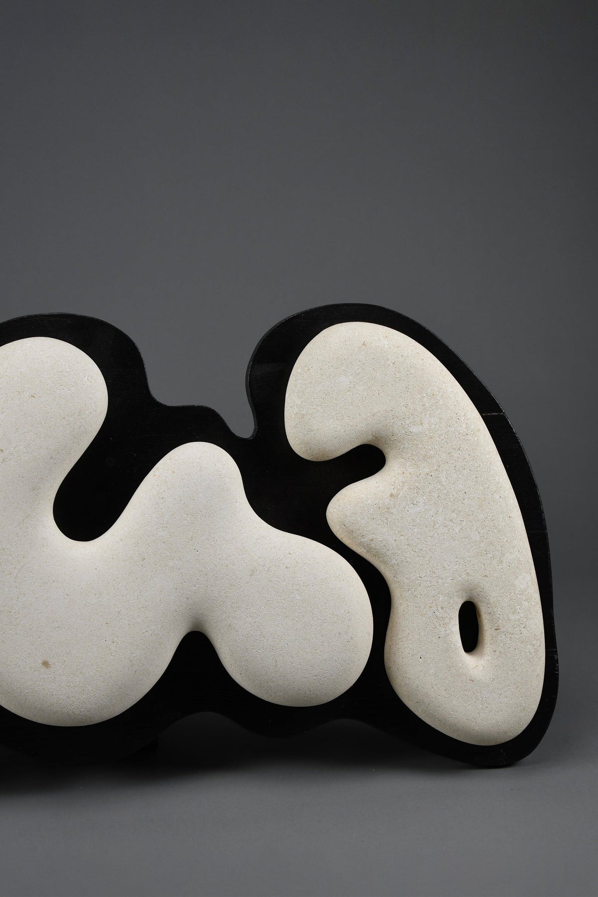 “Murena”, Alberto Cabiddu wall sculpture 1999 Pietra di Vicenza & Ebonized wood - Art
