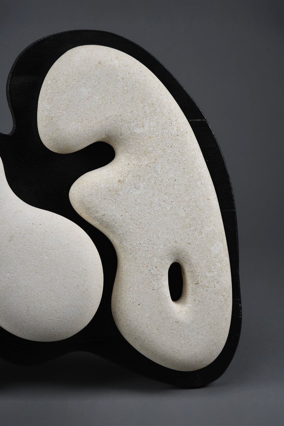 “Murena”, Alberto Cabiddu wall sculpture 1999 Pietra di Vicenza & Ebonized wood - Art