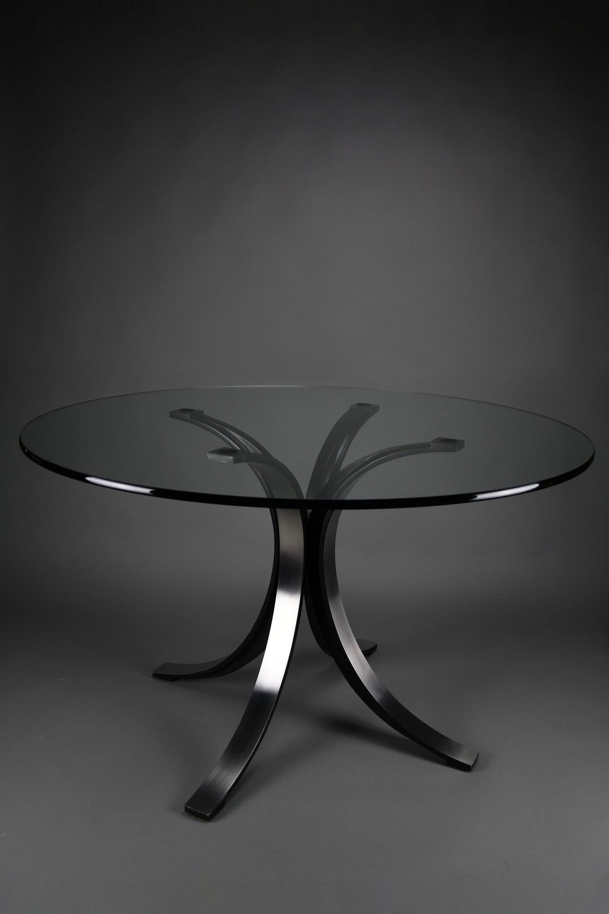 Osvaldo Borsani T69 dining table for Tecno Italy 1960s – original round fumé glass top 120 cm - Furniture