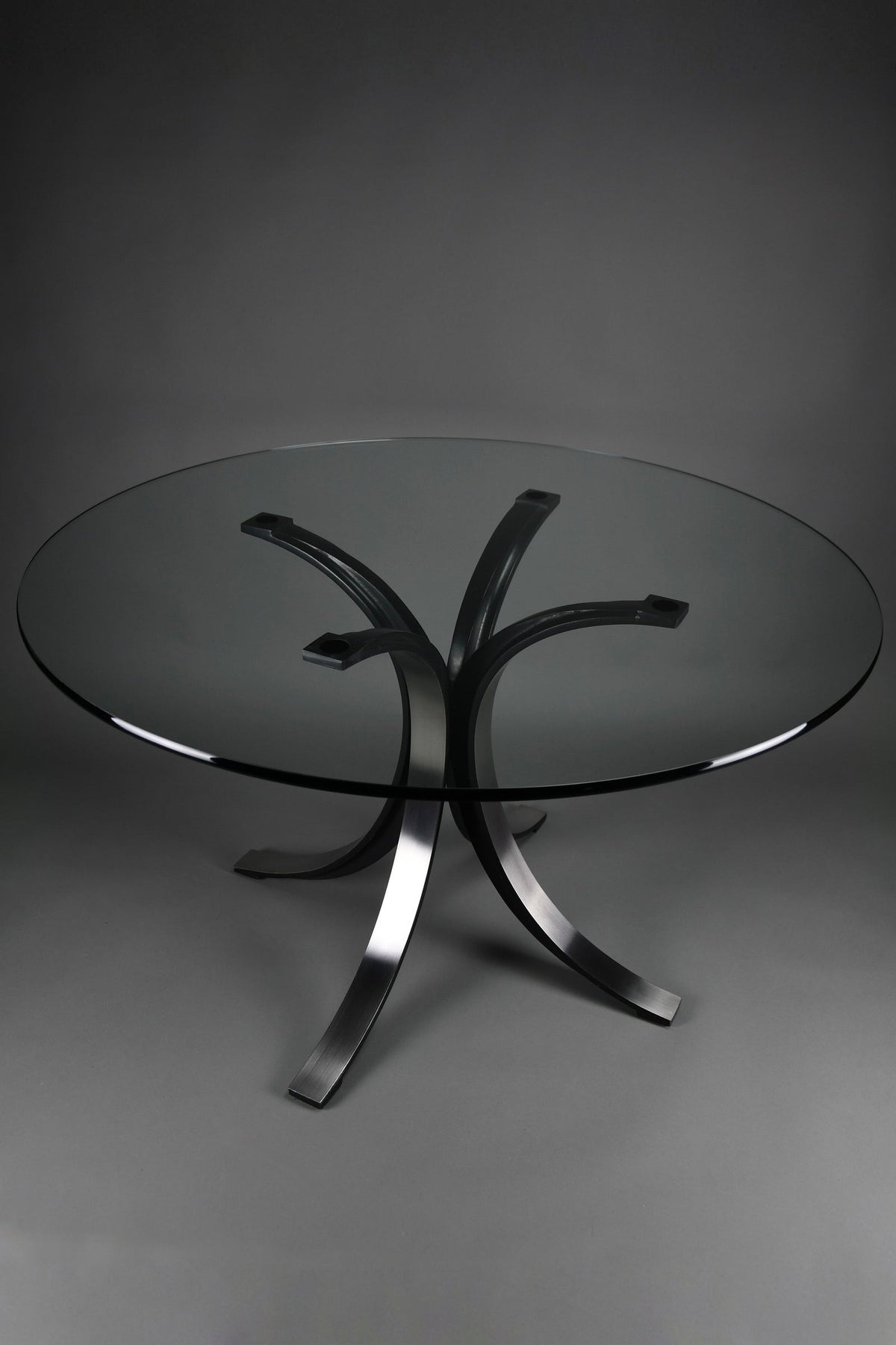 Osvaldo Borsani T69 dining table for Tecno Italy 1960s – original round fumé glass top 120 cm - Furniture