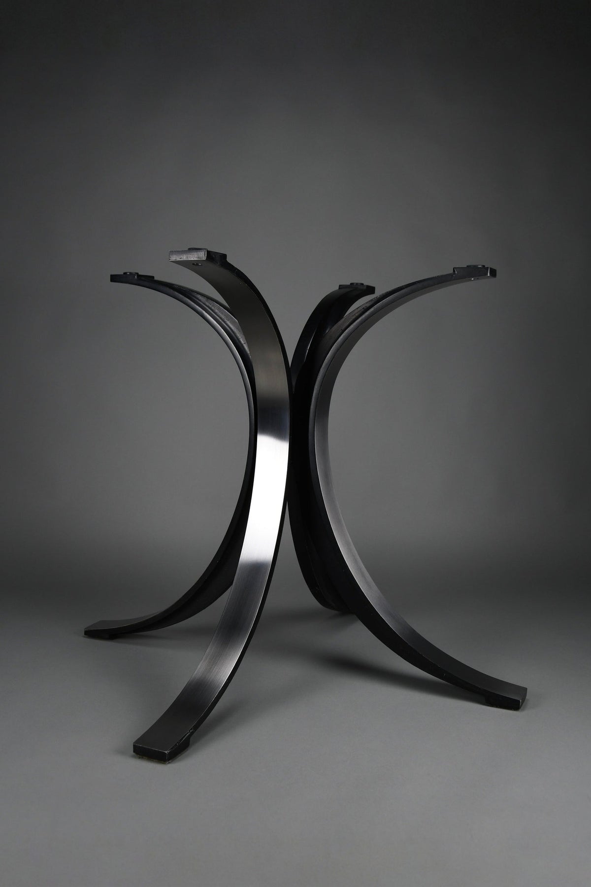 Osvaldo Borsani T69 dining table for Tecno Italy 1960s – original round fumé glass top 120 cm - Furniture