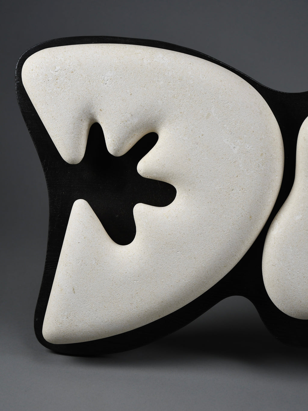 “Murena”, Alberto Cabiddu wall sculpture 1999 Pietra di Vicenza & Ebonized wood - Art