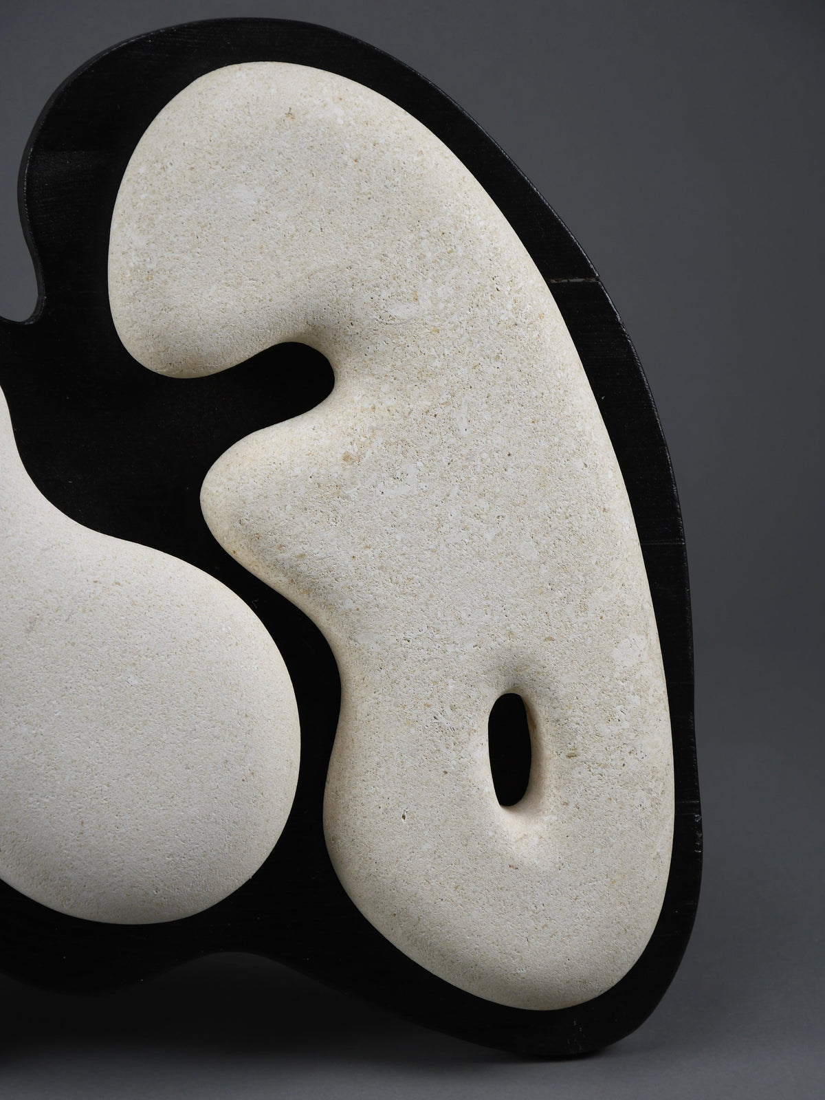 “Murena”, Alberto Cabiddu wall sculpture 1999 Pietra di Vicenza & Ebonized wood - Art