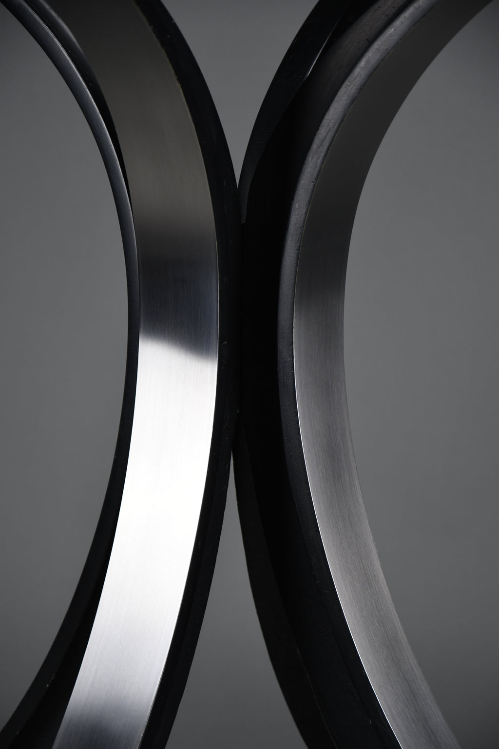 Osvaldo Borsani T69 dining table for Tecno Italy 1960s – original round fumé glass top 120 cm - Furniture