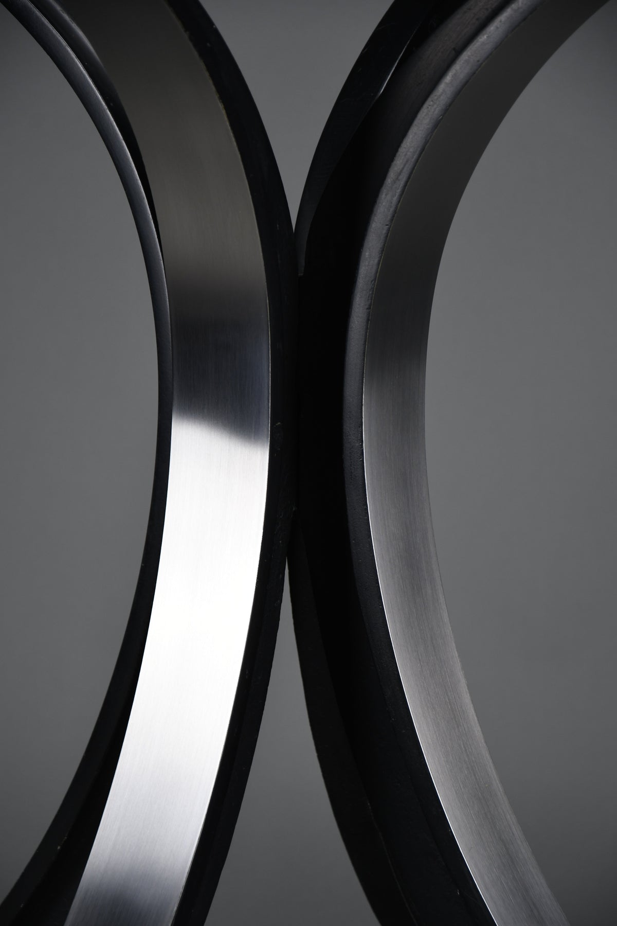 Osvaldo Borsani T69 dining table for Tecno Italy 1960s – original round fumé glass top 120 cm - Furniture