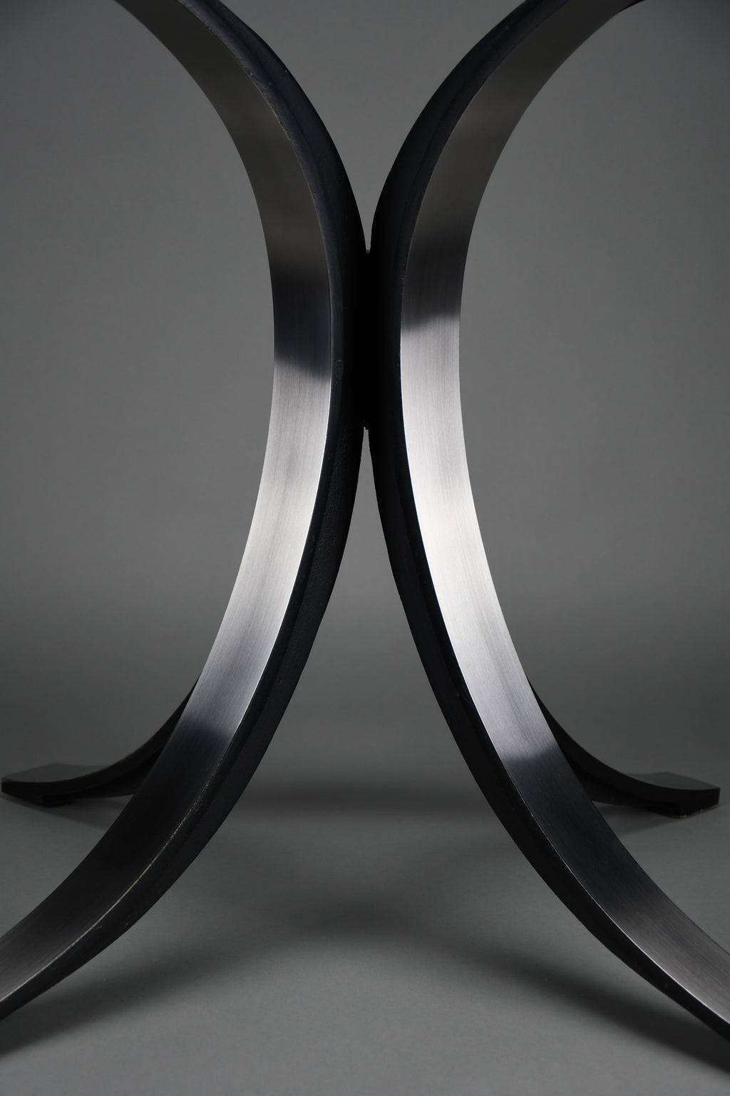 Osvaldo Borsani T69 dining table for Tecno Italy 1960s – original round fumé glass top 120 cm - Furniture