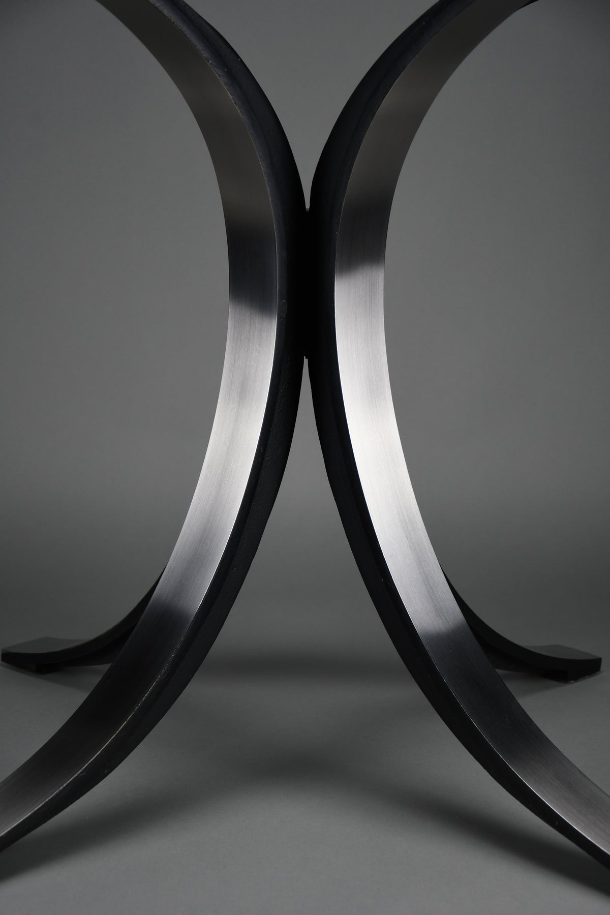 Osvaldo Borsani T69 dining table for Tecno Italy 1960s – original round fumé glass top 120 cm - Furniture