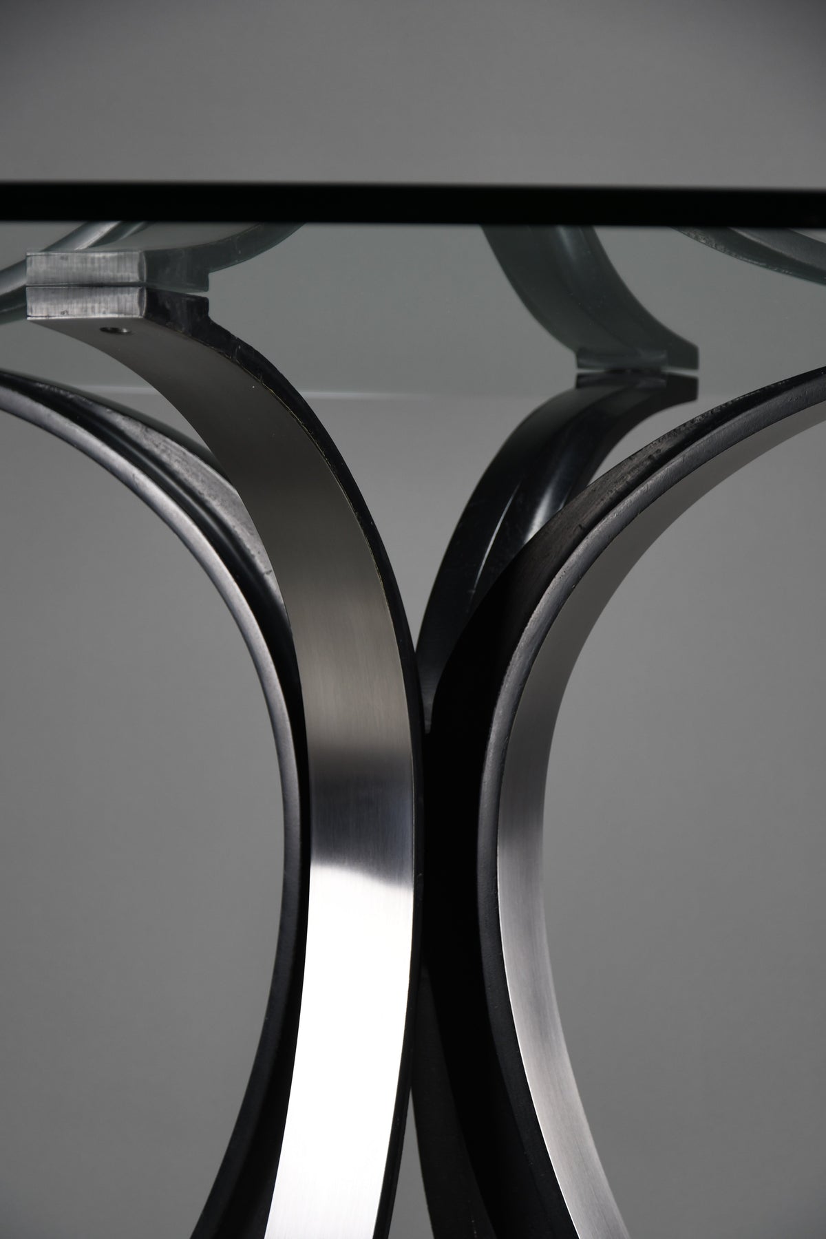 Osvaldo Borsani T69 dining table for Tecno Italy 1960s – original round fumé glass top 120 cm - Furniture