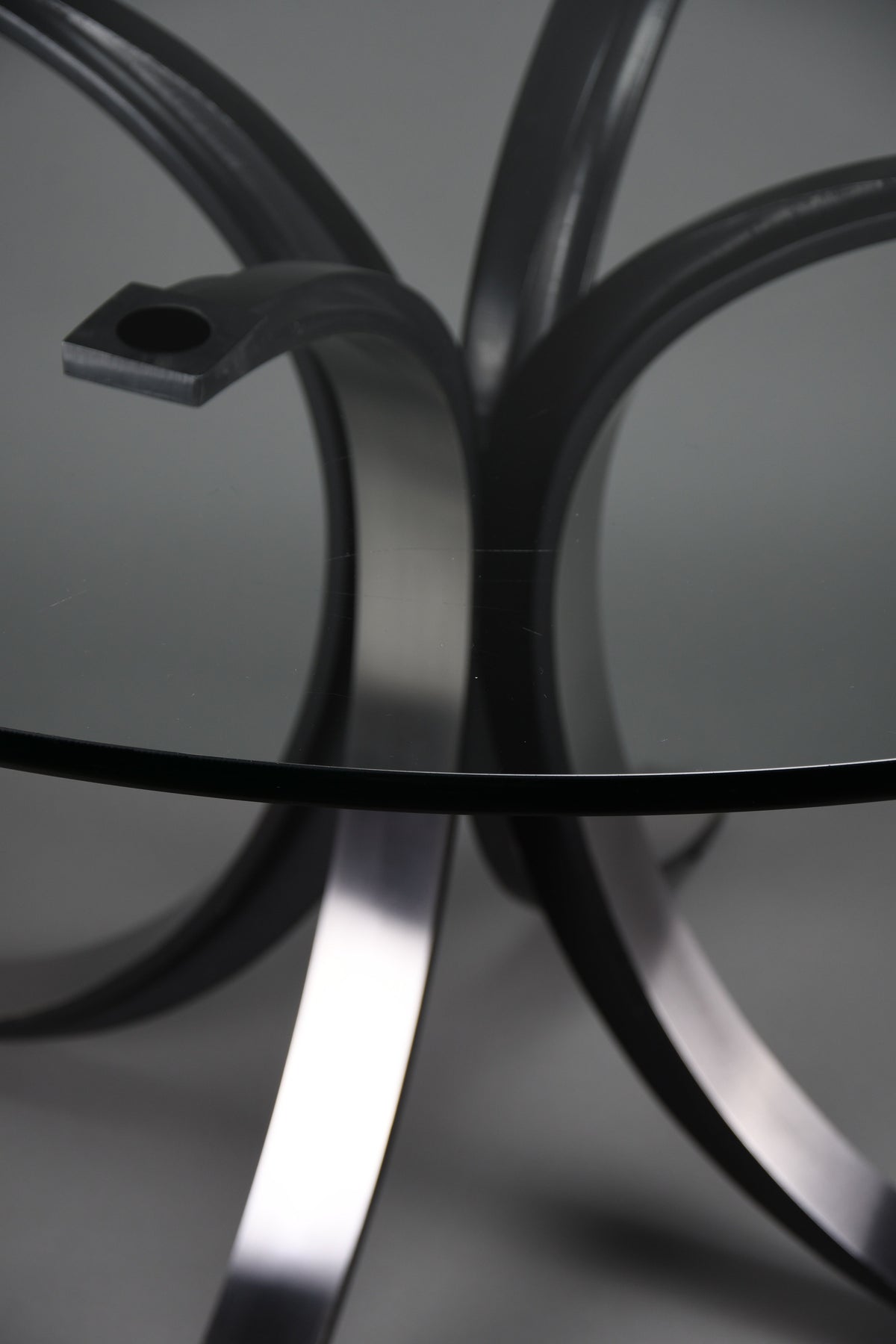 Osvaldo Borsani T69 dining table for Tecno Italy 1960s – original round fumé glass top 120 cm - Furniture