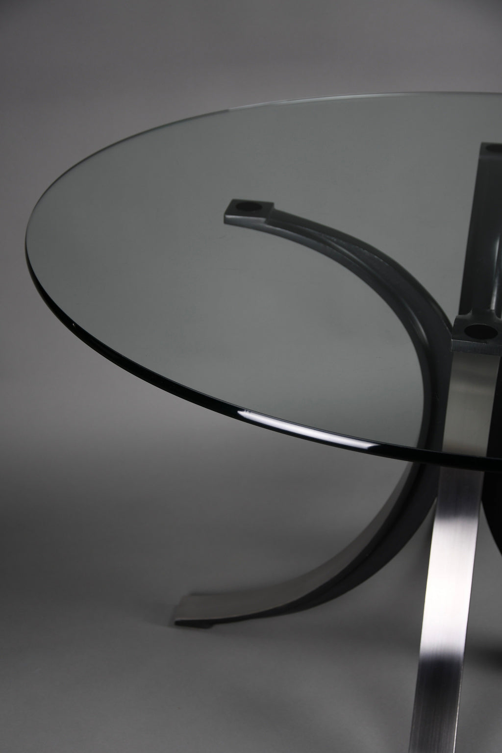 Osvaldo Borsani T69 dining table for Tecno Italy 1960s – original round fumé glass top 120 cm - Furniture