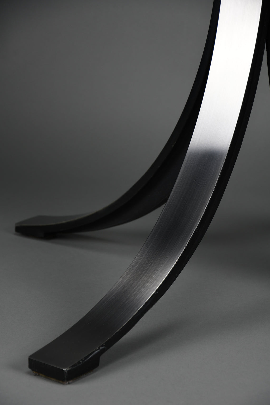 Osvaldo Borsani T69 dining table for Tecno Italy 1960s – original round fumé glass top 120 cm - Furniture