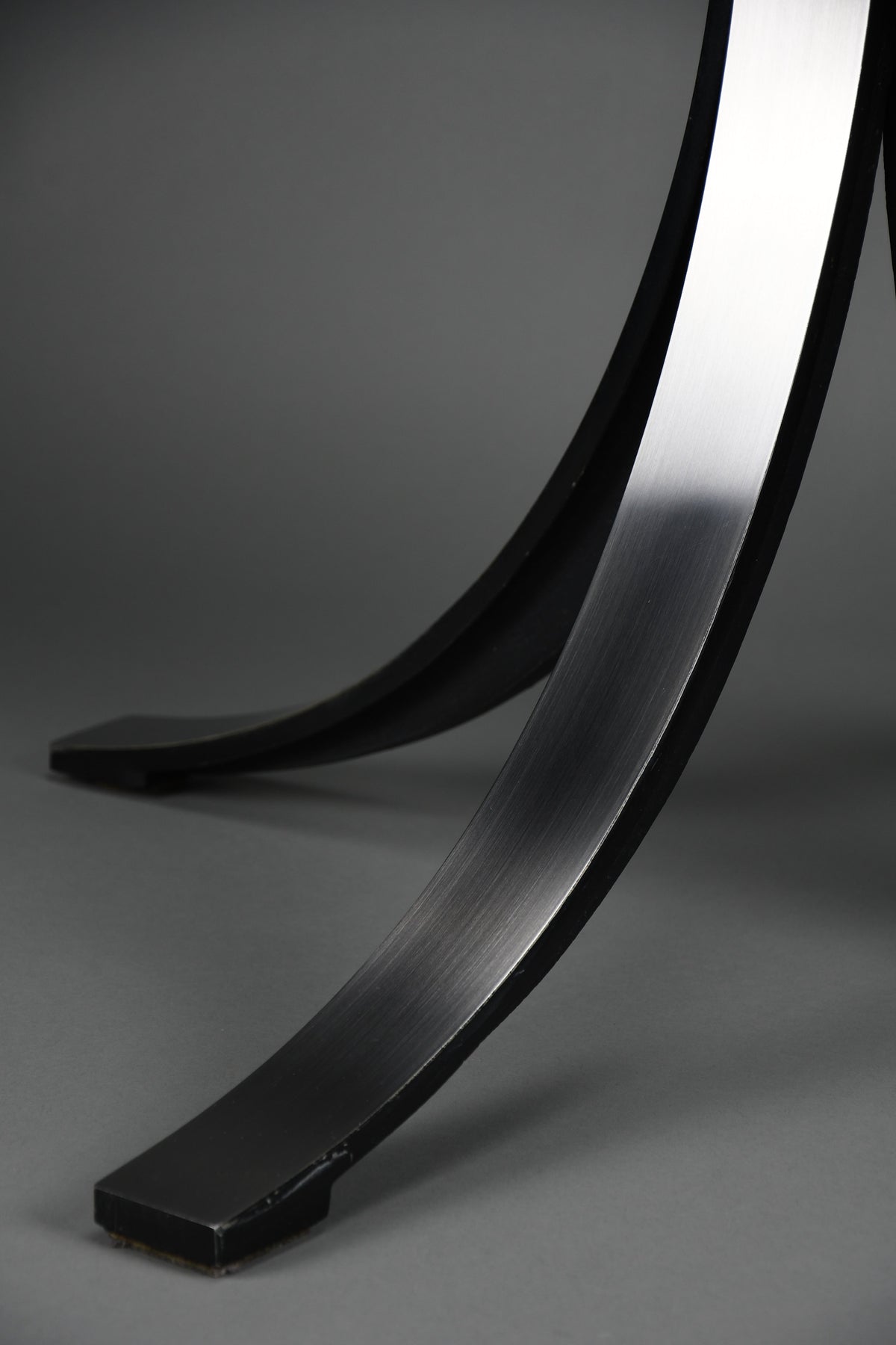 Osvaldo Borsani T69 dining table for Tecno Italy 1960s – original round fumé glass top 120 cm - Furniture