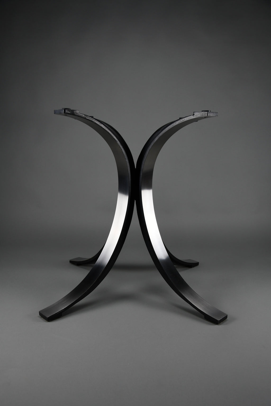 Osvaldo Borsani T69 dining table for Tecno Italy 1960s – original round fumé glass top 120 cm - Furniture