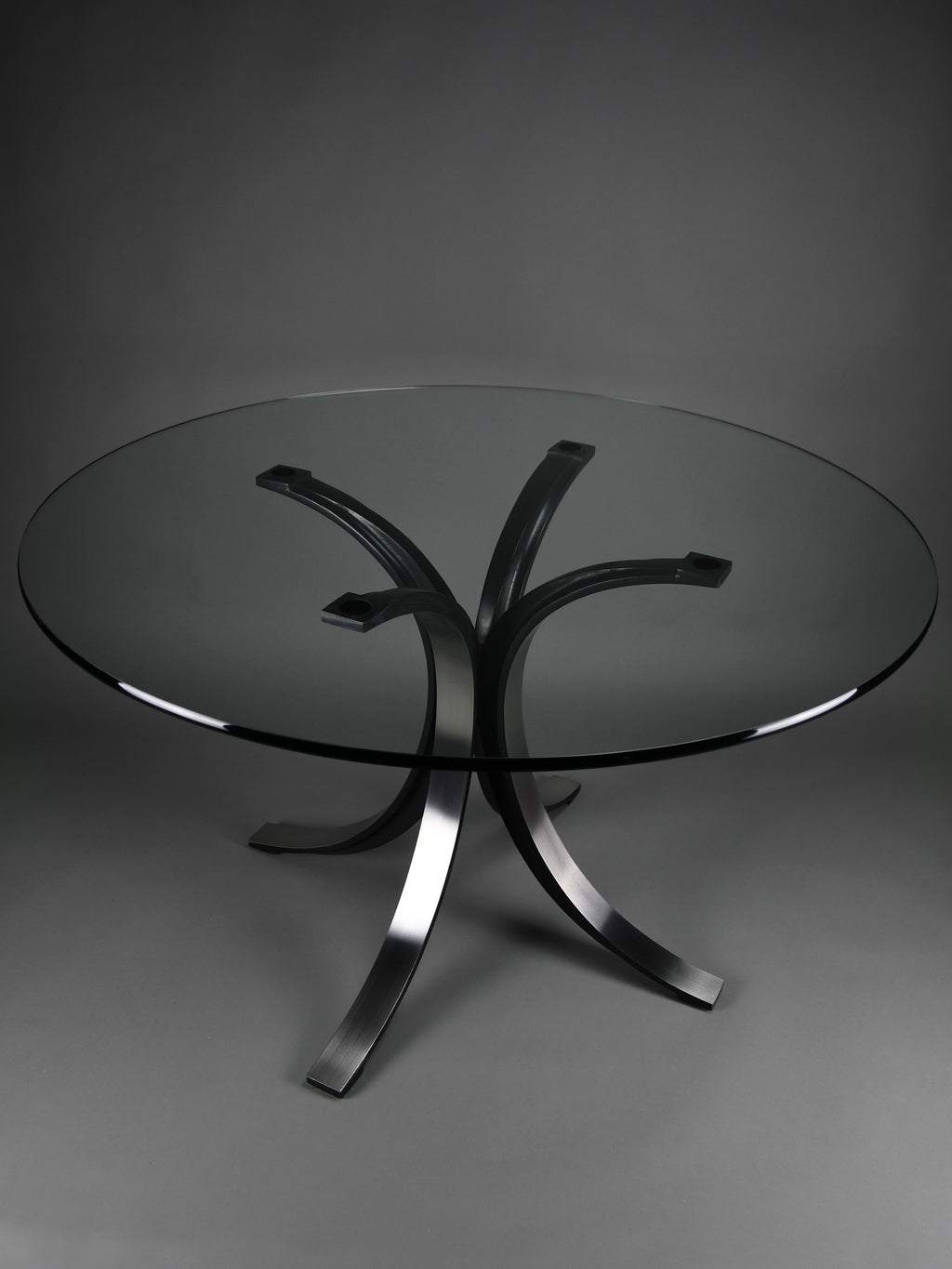 Osvaldo Borsani T69 dining table for Tecno Italy 1960s – original round fumé glass top 120 cm - Furniture