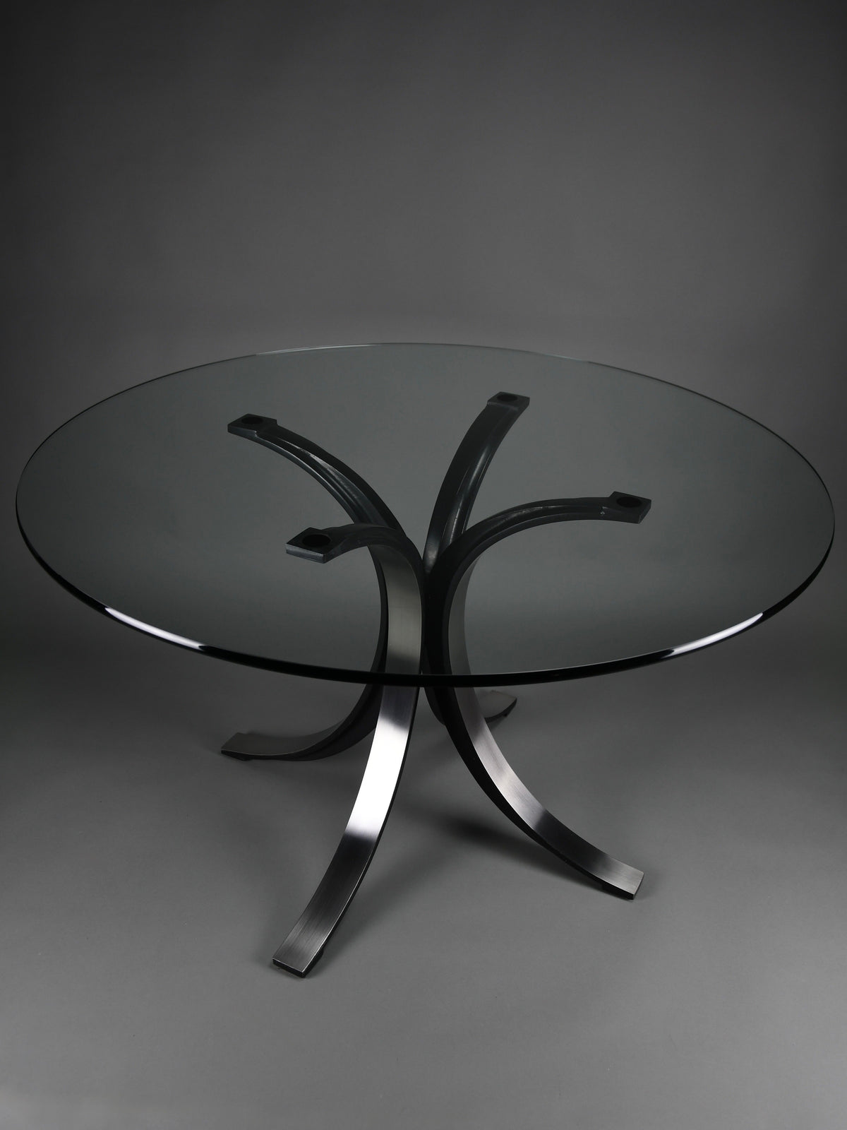 Osvaldo Borsani T69 dining table for Tecno Italy 1960s – original round fumé glass top 120 cm - Furniture