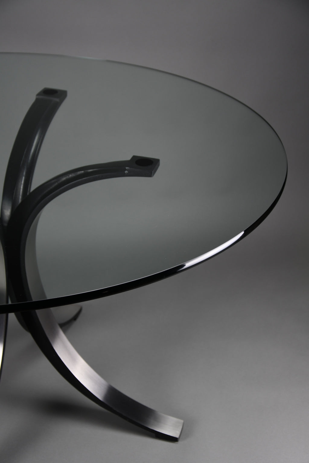 Osvaldo Borsani T69 dining table for Tecno Italy 1960s – original round fumé glass top 120 cm - Furniture