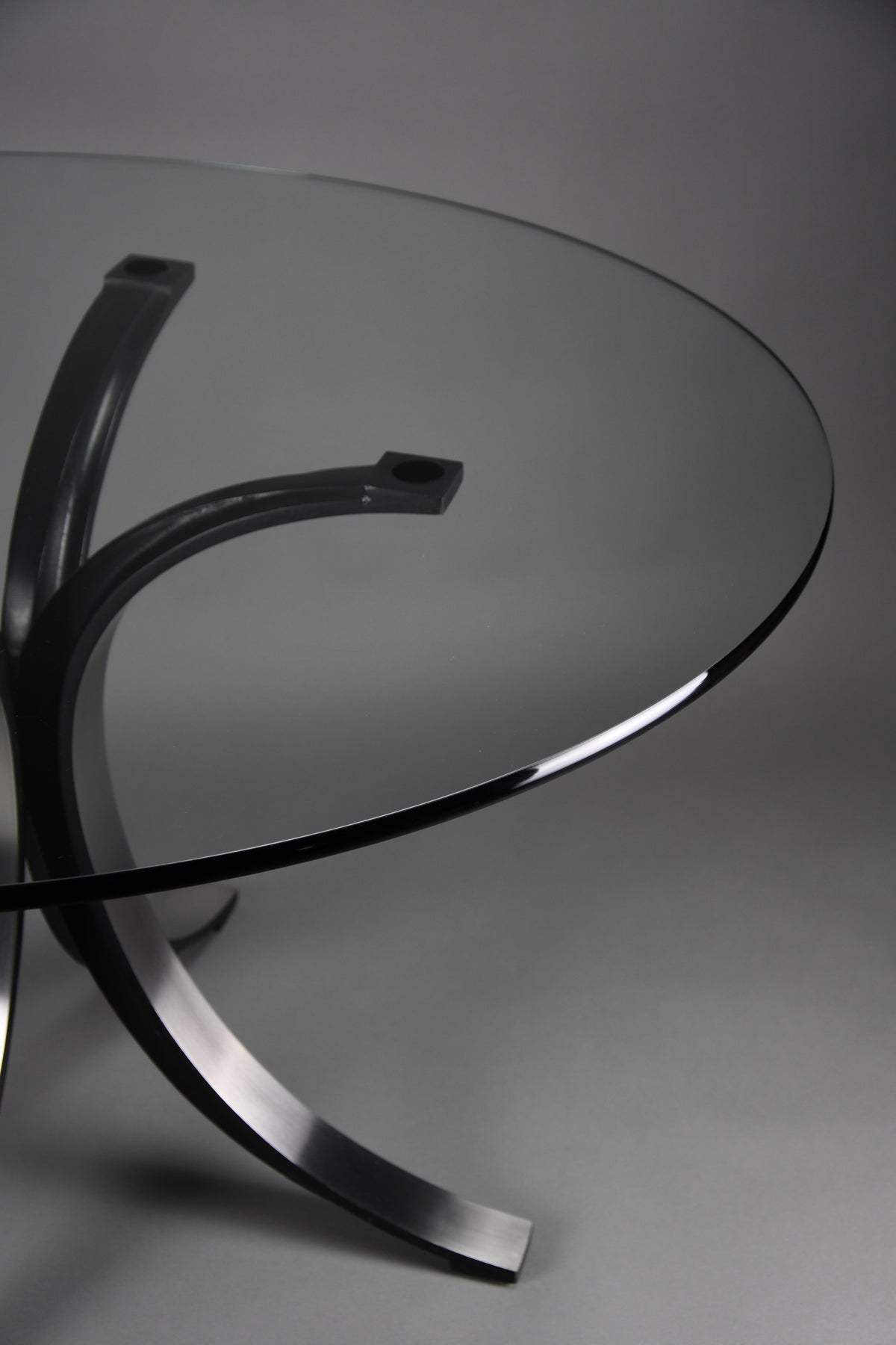Osvaldo Borsani T69 dining table for Tecno Italy 1960s – original round fumé glass top 120 cm - Furniture