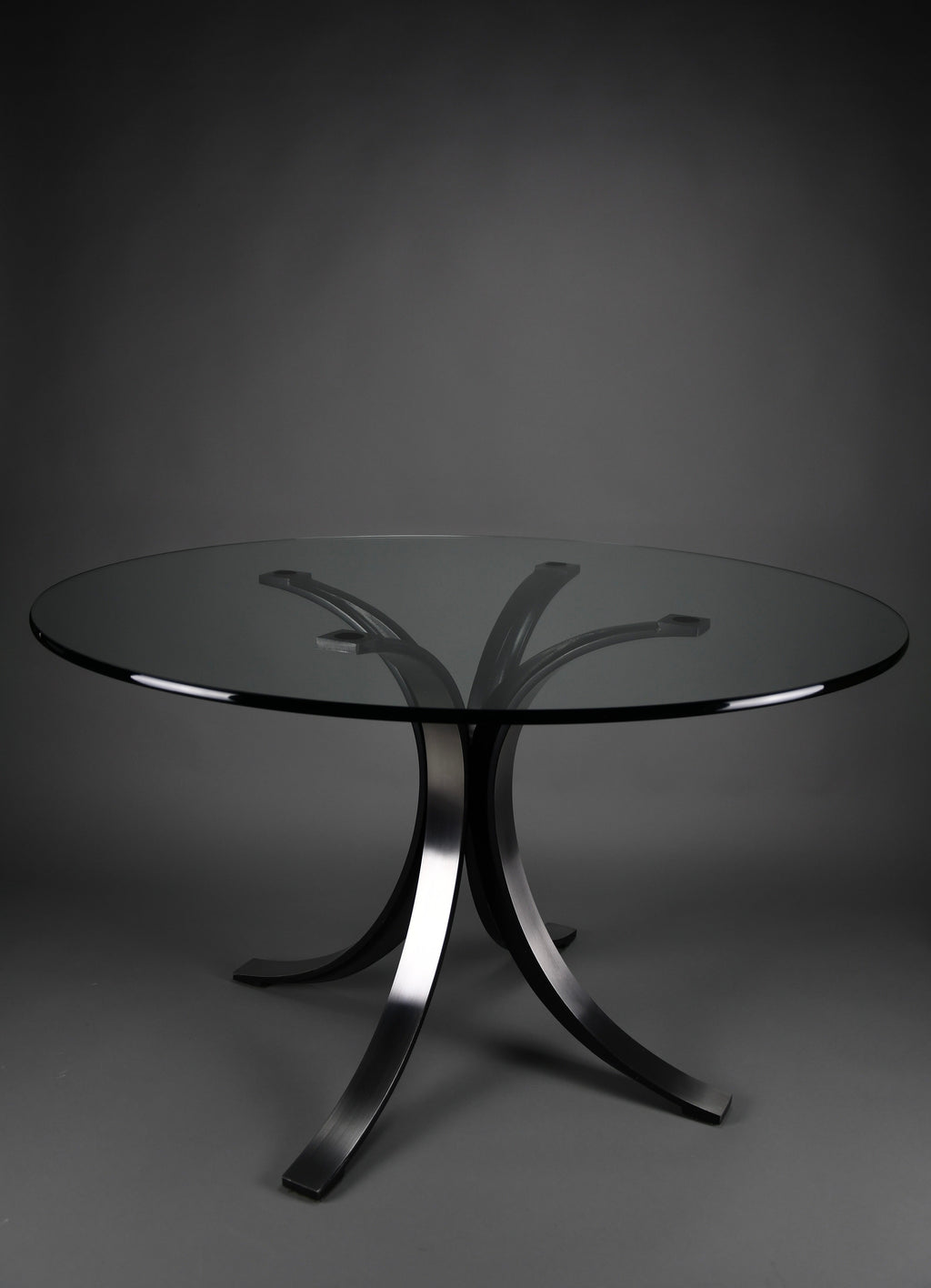 Osvaldo Borsani T69 dining table for Tecno Italy 1960s – original round fumé glass top 120 cm - Furniture