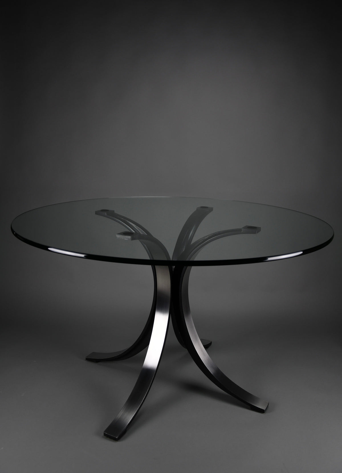 Osvaldo Borsani T69 dining table for Tecno Italy 1960s – original round fumé glass top 120 cm - Furniture