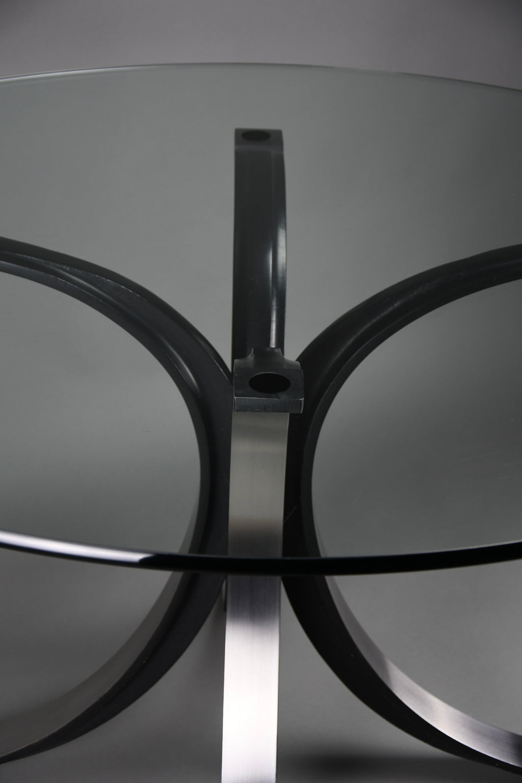 Osvaldo Borsani T69 dining table for Tecno Italy 1960s – original round fumé glass top 120 cm - Furniture