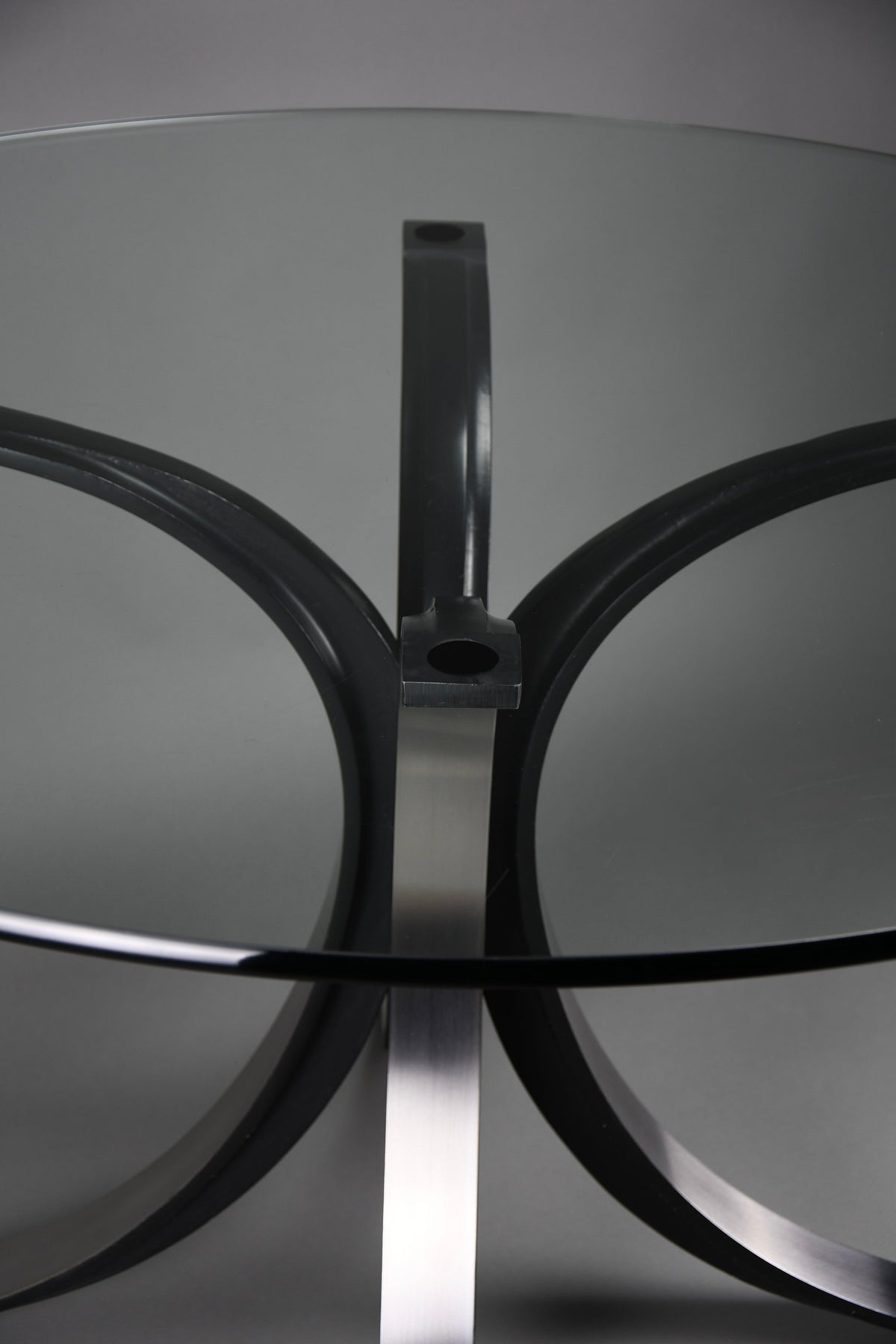 Osvaldo Borsani T69 dining table for Tecno Italy 1960s – original round fumé glass top 120 cm - Furniture