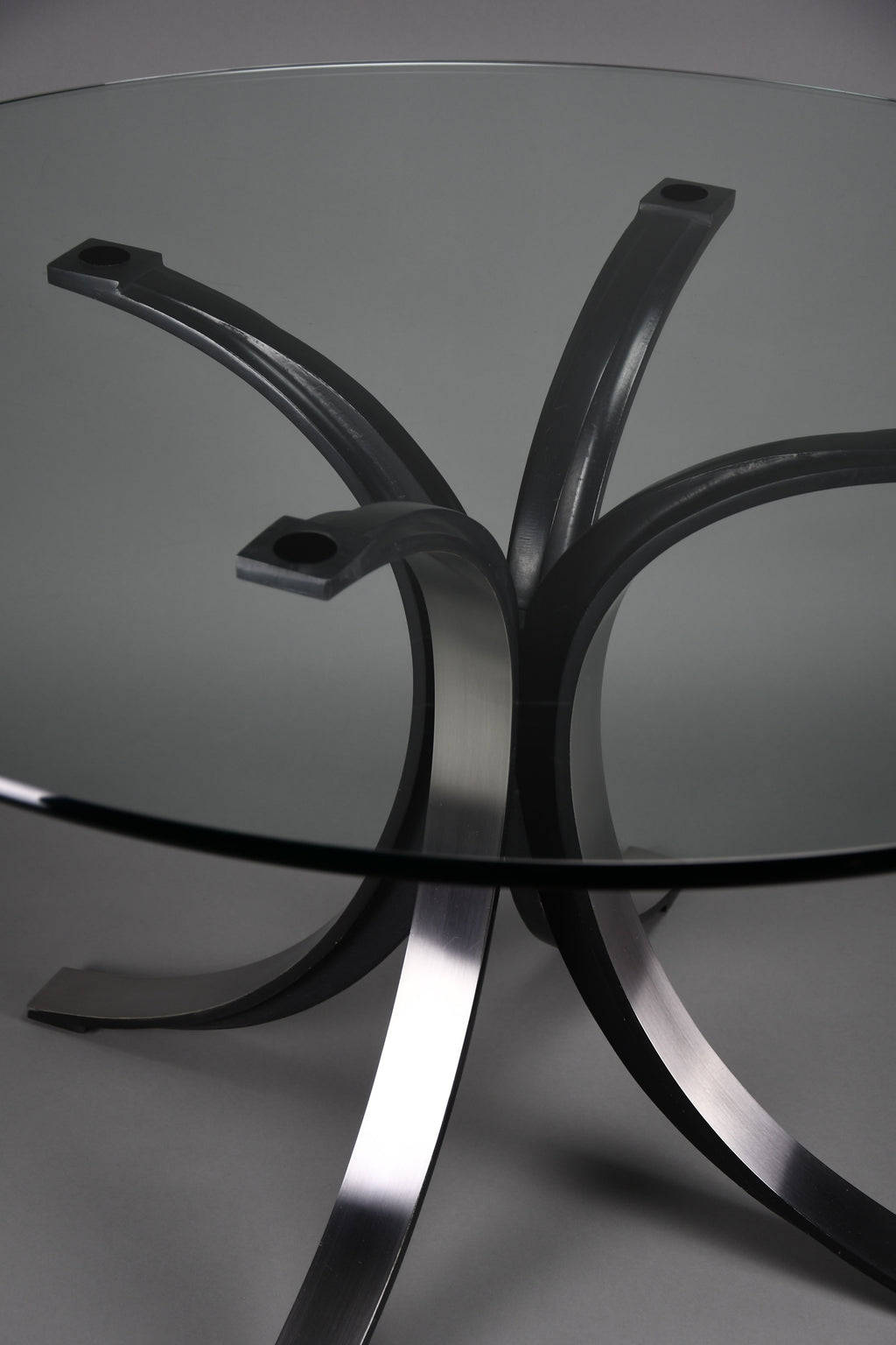 Osvaldo Borsani T69 dining table for Tecno Italy 1960s – original round fumé glass top 120 cm - Furniture