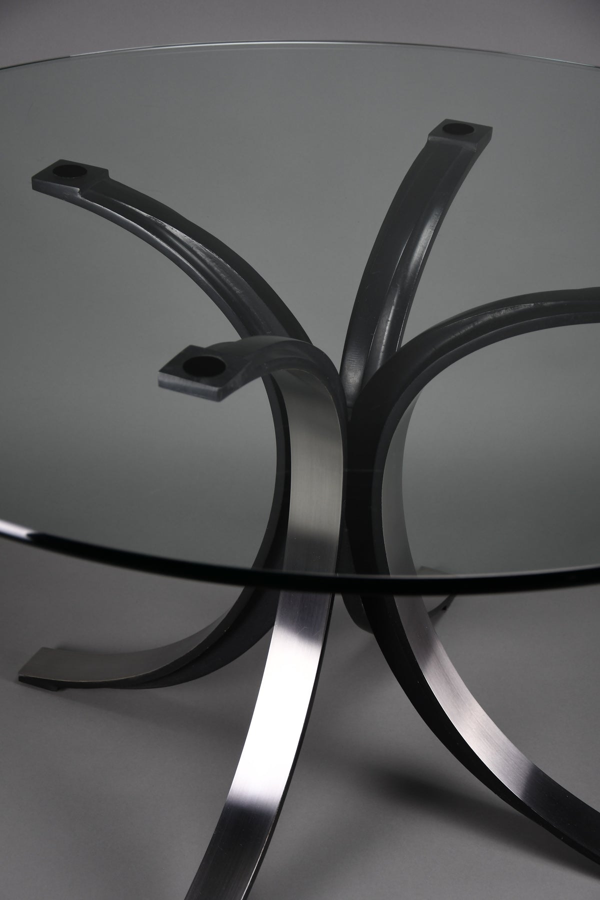 Osvaldo Borsani T69 dining table for Tecno Italy 1960s – original round fumé glass top 120 cm - Furniture