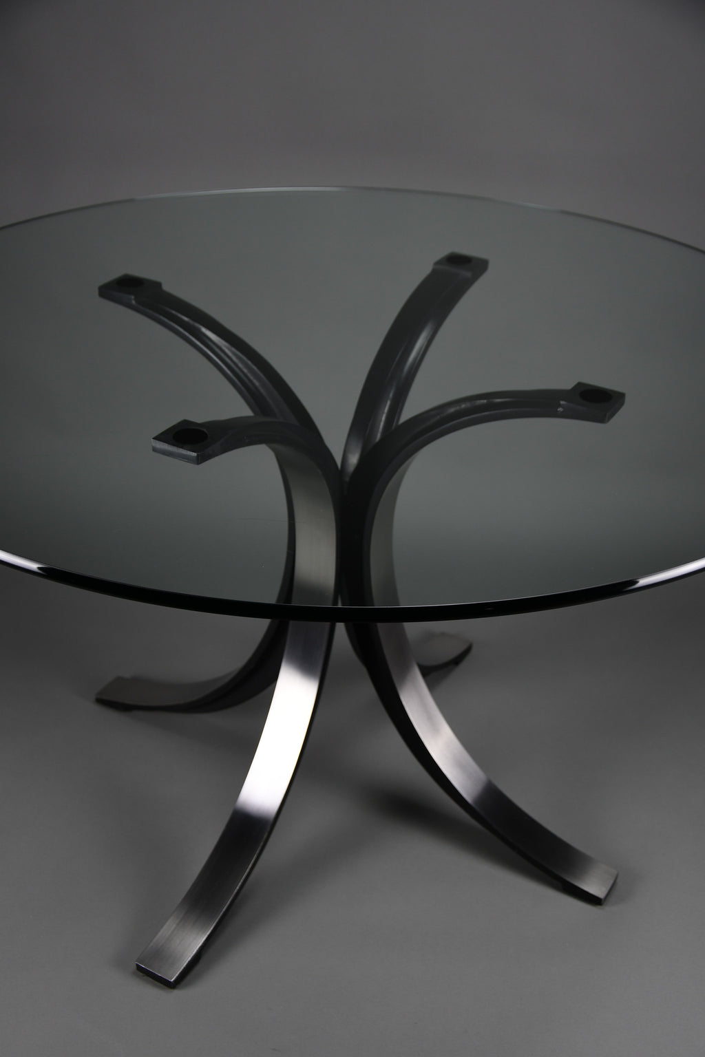 Osvaldo Borsani T69 dining table for Tecno Italy 1960s – original round fumé glass top 120 cm - Furniture