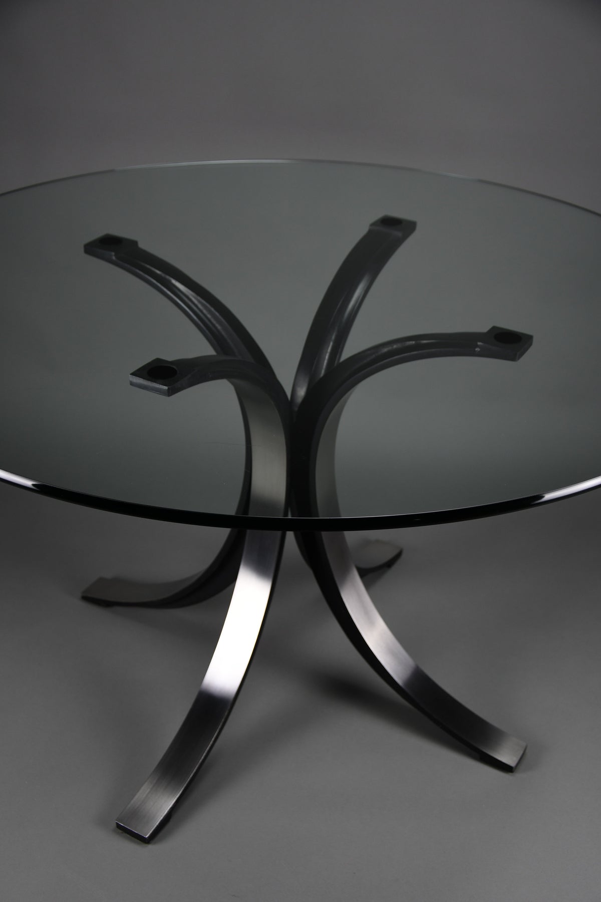 Osvaldo Borsani T69 dining table for Tecno Italy 1960s – original round fumé glass top 120 cm - Furniture
