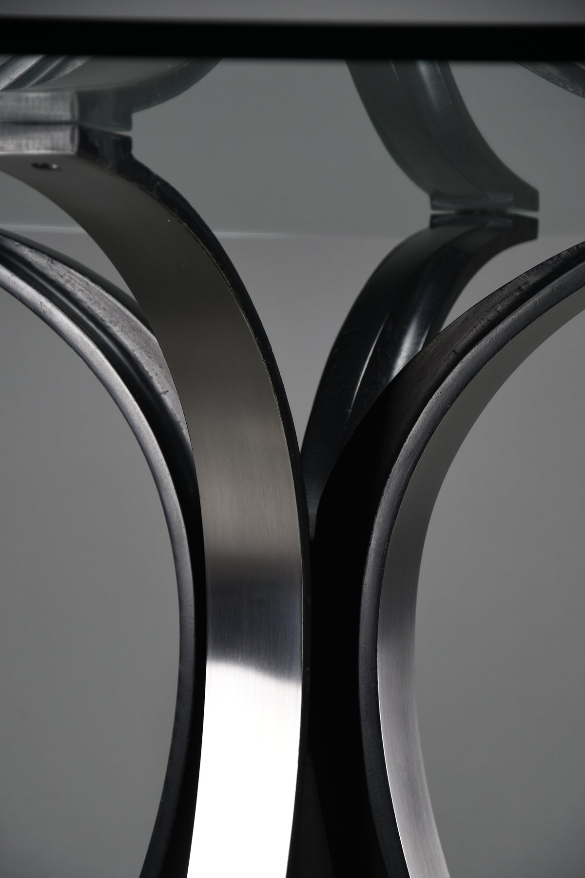 Osvaldo Borsani T69 dining table for Tecno Italy 1960s – original round fumé glass top 120 cm - Furniture