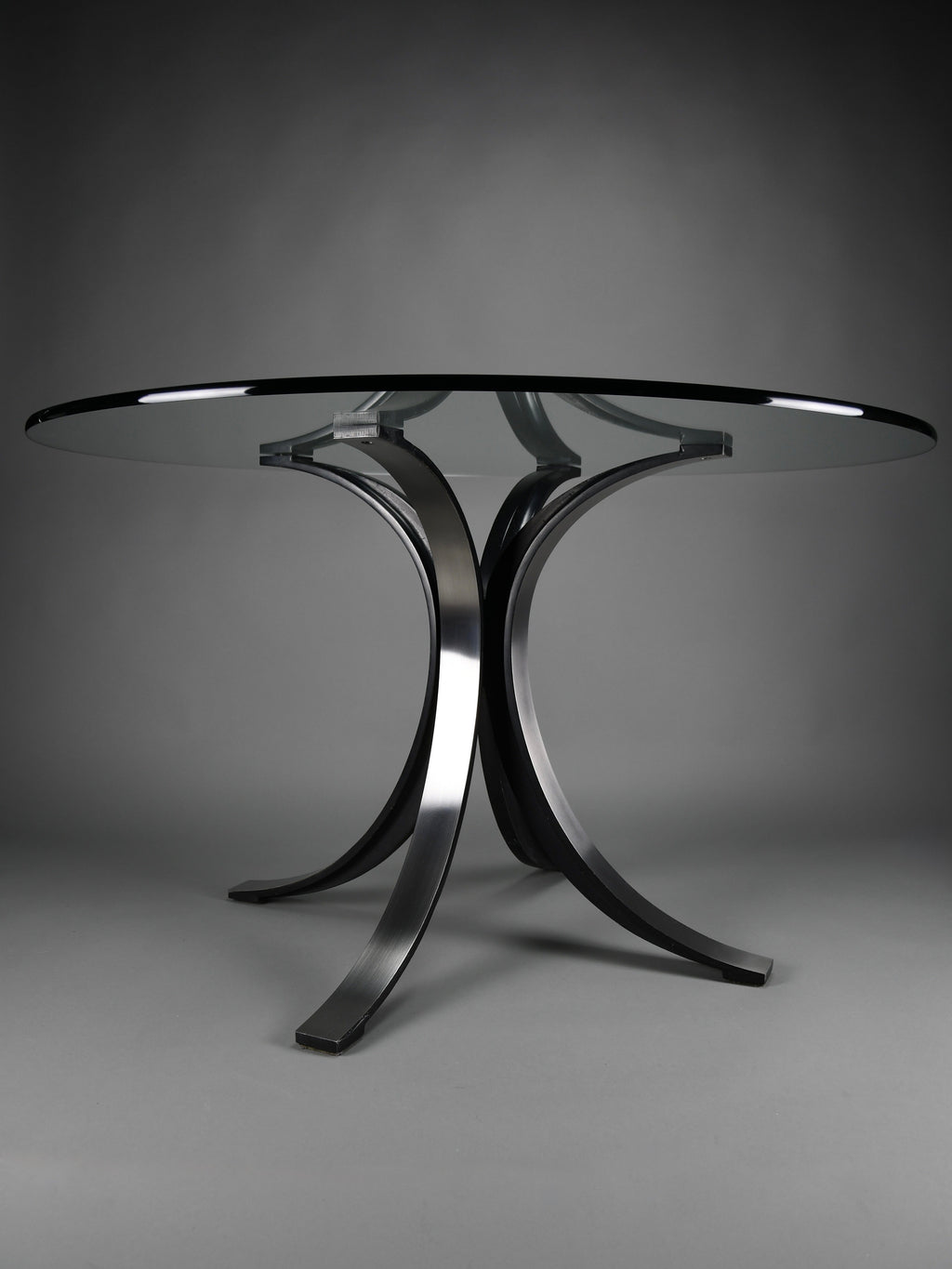 Osvaldo Borsani T69 dining table for Tecno Italy 1960s – original round fumé glass top 120 cm - Furniture
