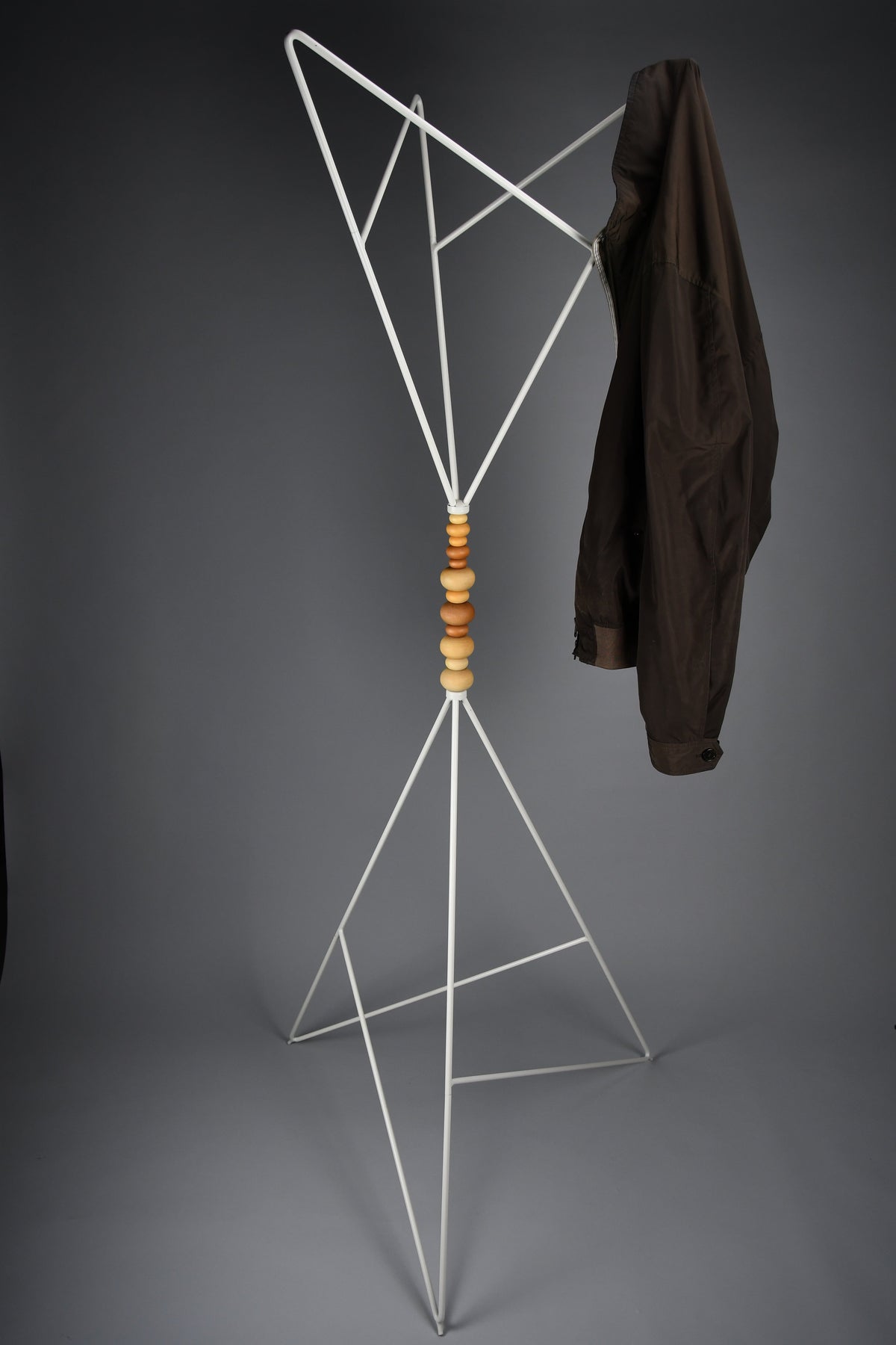 Sculptural white lacquered steel coat stand with turned wooden beads post modern style - Furniture
