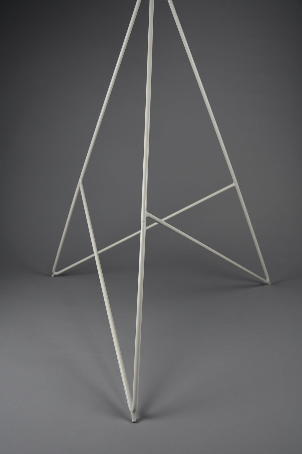 Sculptural white lacquered steel coat stand with turned wooden beads post modern style - Furniture