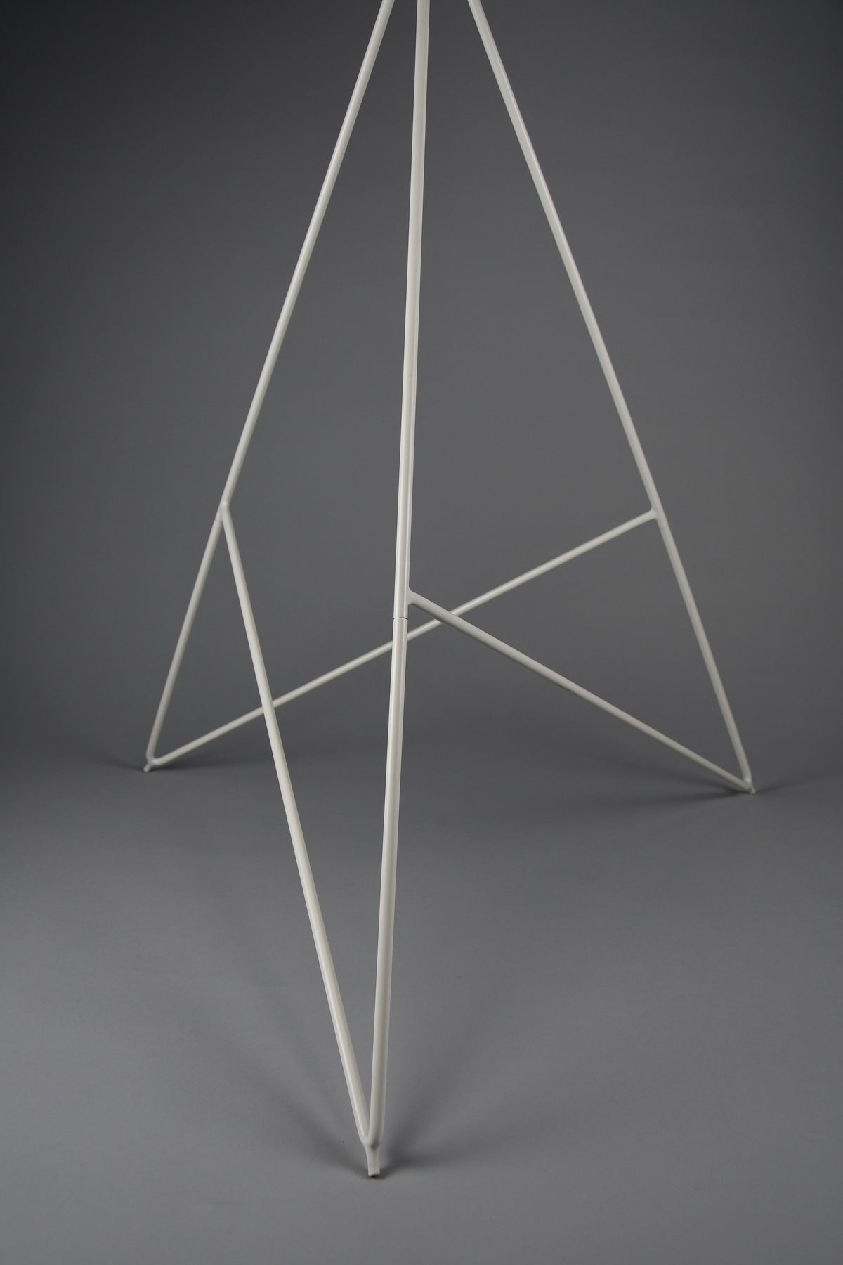 Sculptural white lacquered steel coat stand with turned wooden beads post modern style - Furniture