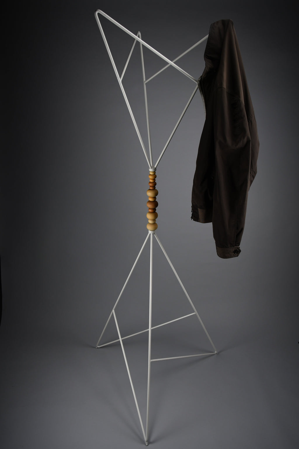 Sculptural white lacquered steel coat stand with turned wooden beads post modern style - Furniture