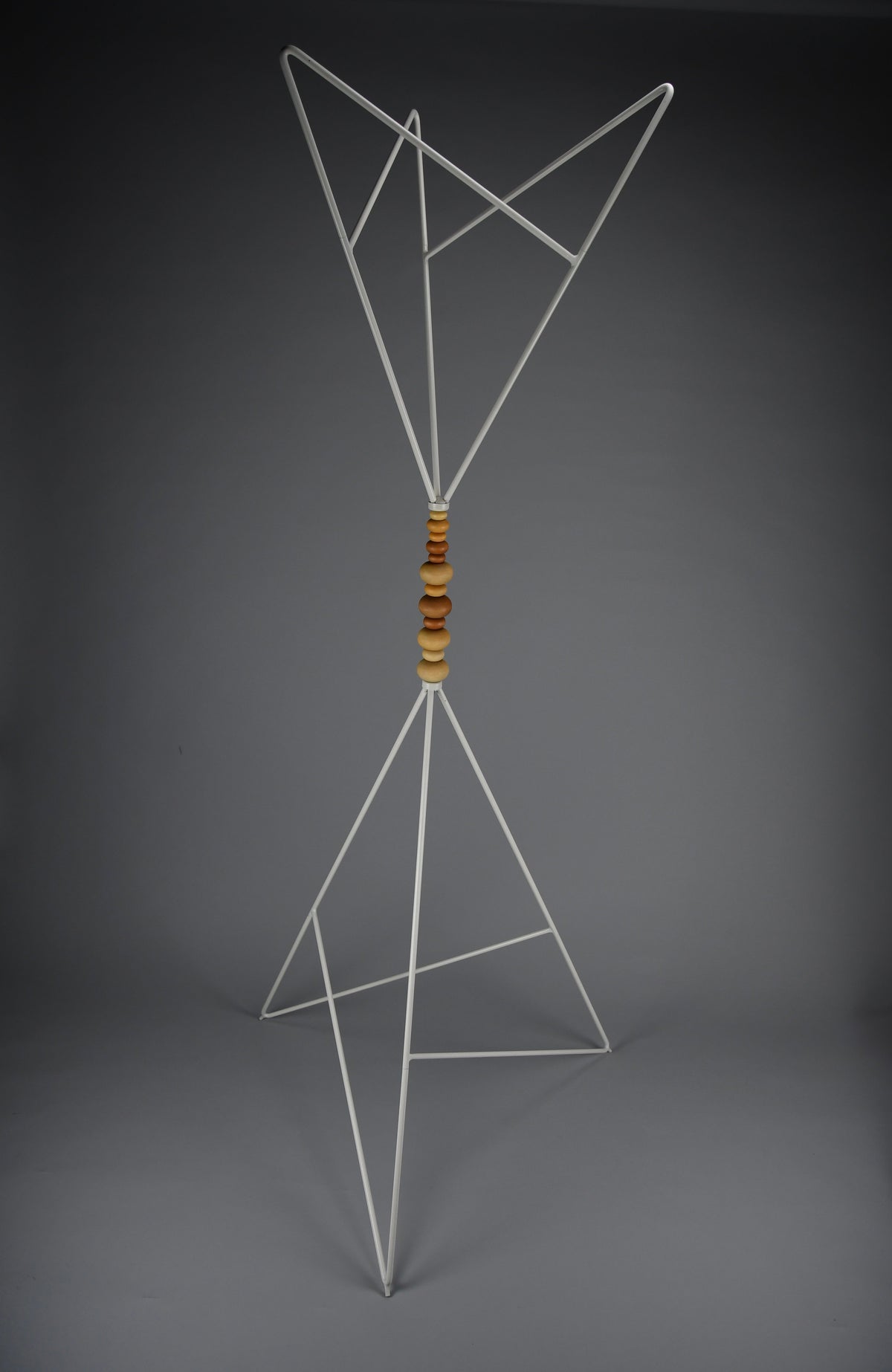 Sculptural white lacquered steel coat stand with turned wooden beads post modern style - Furniture
